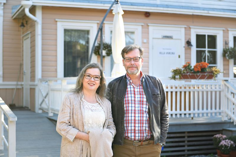 Arja och Väinö Järvilehto driver Villa Aurora i Hangö. – Ett lite överraskande fenomen är att det finns hemskt mycket avbokningar. De bokar i god tid och sedan avbokar de lätt. Situationen lever från dag till dag, säger Arja.