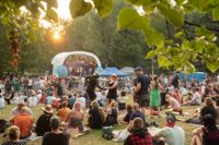 Alpparken förvandlas från fridfull parkmiljö till festliga evenemang av alla de slag.