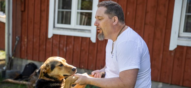 Hunden Cooper tycker om Johan Holmberg från Skeppsdal. Cooper var en av de hundar som överlevde resan från Tallinn till Helsingfors.