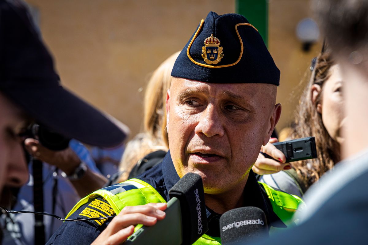 Polisens presstalesman Ola Österling omgiven av press efter knivhuggningen i centrala Visby.