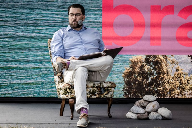 Jimmie Åkesson inledde med en sagostund om en kvinna som heter Magdalena.