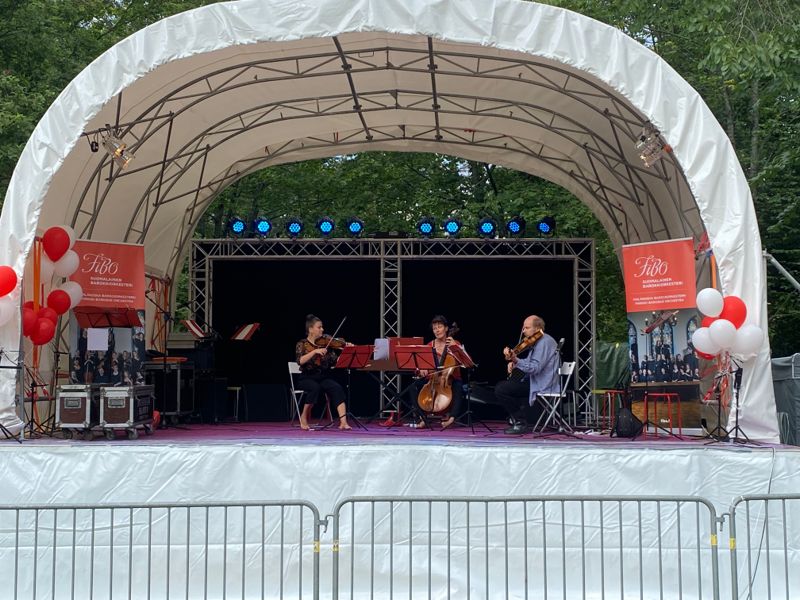 Harmonisk stämning på scen under tidigare års barockpicknickar.