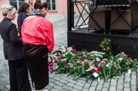 Blommor och ljus har placerats ut vid platsen i centrala Visby där Ing-Marie Wieselgren knivhöggs till döds.