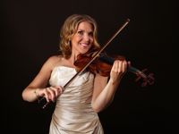 Violinisten Linda Hedlund startade Emsalö musikfestivalen år 2007.