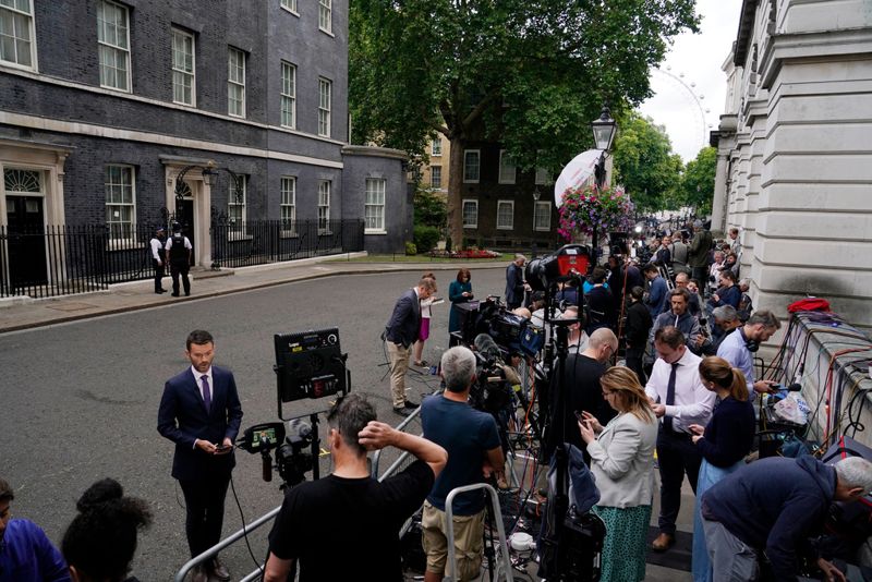 Medieuppbåd vid regeringshögkvarteret 10 Downing Street i London på torsdagsförmiddagen.