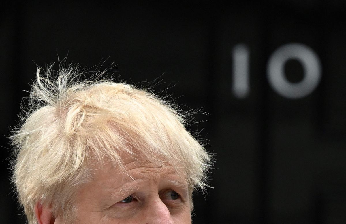 Storbritanniens premiärminister Boris Johnson håller ett anförande utanför Downing Street 10 i centrala London den 7 juli 2022. – Johnson avgår som partiledare, efter tre tumultartade år som ledare präglade av brexit, pandemi och tilltagande skandaler.