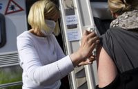 Kolla med din företagshälsovård om de erbjuder vaccinet. Annars finns det både fästingbussar och vaccineringspunkter där du kan få vaccinet.