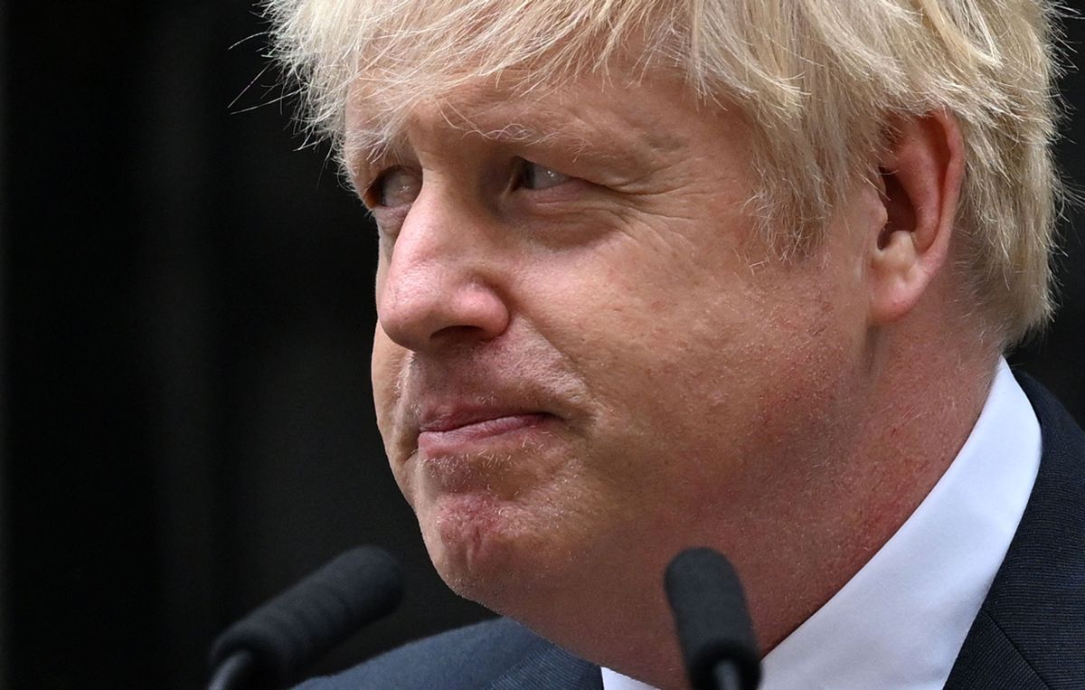Storbritanniens premiärminister Boris Johnson håller ett anförande utanför 10 Downing Street i centrala London den 7 juli 2022.