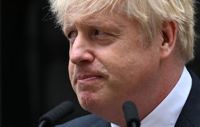 Storbritanniens premiärminister Boris Johnson håller ett anförande utanför 10 Downing Street i centrala London den 7 juli 2022.