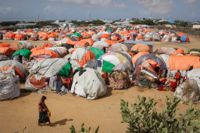 Klimatförändringar kommer att öka antalet människor som måste migrera. Men de allra fattigaste kommer inte ens kunna lämna katastrofområden, enligt en ny analys. Somalia är ett av de länder som drabbats av torka och omfattande hungersnöd. Bild från flyktingläger utanför Mogadishu i Somalia.