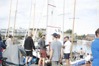 Östra hamnen myllrar av aktivitet när segelentusiasterna förbereder sig för kapplöpning