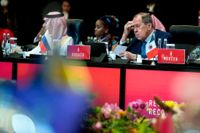 Rysslands utrikesminister Sergej Lavrov tar sig för pannan under överläggningar mellan G20-länderna. Han satt placerad mellan Mexikos och Saudiarabiens representanter.