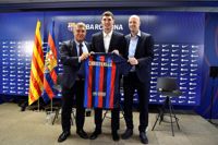 Klubbpresidenten Joan Laporta och sportchefen Jordi Cruyff tillsammans med ett av sommarens nyförvärv, Andreas Christensen från Chelsea.