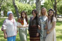 Från vänster: mormor Natascha, Tetiana Shaha, Viktoriia Berezhna, Natali Panchuk och Inna Medynik.