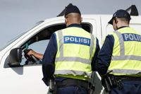 Polisen fick ryka ut i en biljakt på söndagseftermiddagen efter att ha påträffat en stulen bil i Helsingfors centrum, vars förare körde i motsatt riktning mellan Sörnäs-Hertonäs på Österleden. 