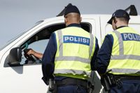 Polisen fick ryka ut i en biljakt på söndagseftermiddagen efter att ha påträffat en stulen bil i Helsingfors centrum, vars förare körde i motsatt riktning mellan Sörnäs-Hertonäs på Österleden.