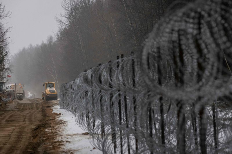 Polen började bygga ett gränsstängsel mot Belarus förra vintern. Stängslet planerades bli 5,5 meter högt och löpa 186 kilometer. Det beräknades kosta 353 miljoner euro.