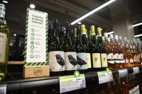 Rött eller vitt vin till maten? Förr drack finländarna mera rödvin, men under fjolåret skedde en historisk förändring på den här punkten, då Alko sålde flera liter vitt än rött vin.