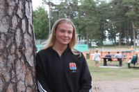 HTK:s FM-guldmedaljör Clarissa Blomqvist är en av drygt 600 spelare i tennisveckan i Hangö. 