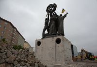 Den sovjetiska skulpturen i Hagnäs visar invånare från olika kontinenter som håller upp ett lövsmyckat jordklot. De höjda nävarna demonstrerar för världsfred. Någon har placerat ukrainska flaggor i händerna som en protest mot skulpturen och Rysslands krig i Ukraina.
