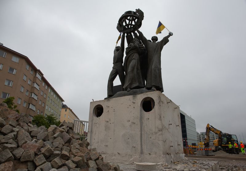 Skulpturen Världsfreden innan den flyttades bort.