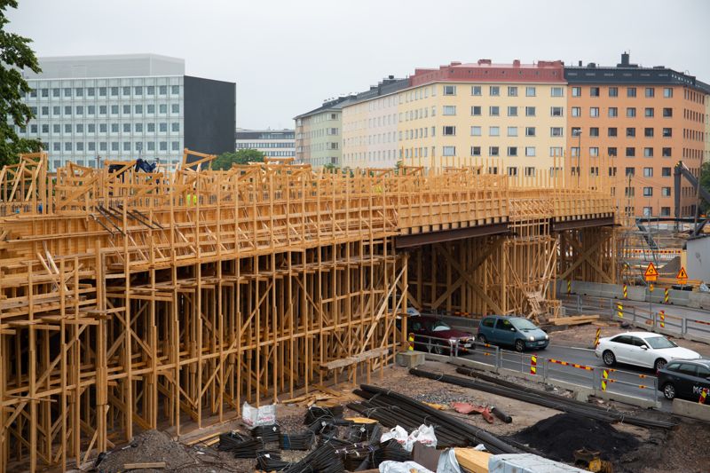 Det naturliga hade varit att köra skulpturen Världsfreden från sin nuvarande plats nära Hagnäs torg ut på Sörnäs strandväg. Men det går inte. Näckens bro, som håller på att byggas, är alldeles för låg.