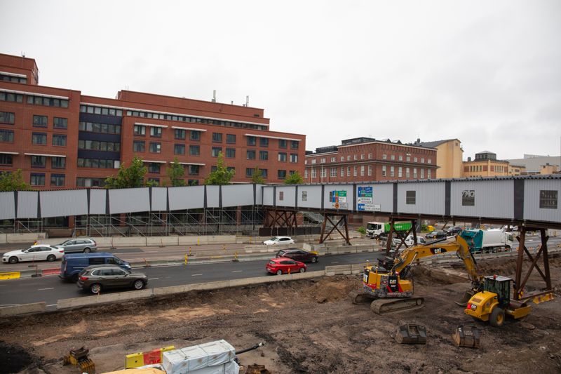 På Sörnäs strandväg finns också en temporär Näckens bro. Också den är för låg för att Världsfreden ska kunna passera under den.