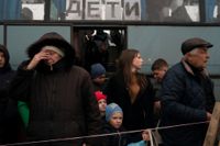 De här människorna evakuerades från sönderbombade och numera ockuperade Mariupol till områden som ännu kontrolleras av Ukraina. I fönstret står det "Barn" på ryska. Bilden togs i april. Arkivbild.