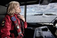 Marjo Vaha har 60 sjödagar i år som frivillig sjöräddare. Den här kvällen vilar hennes noggranna blick på havet runtomkring oss.