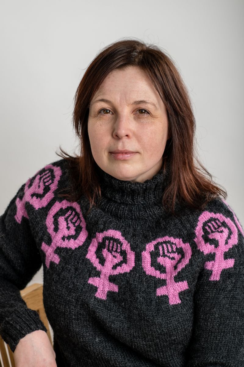 Karin Erlandsson egen passion för stickning är påtaglig genom hela Det blå garnet och gör det svårt för recensenten att hålla fingrarna från stickorna.