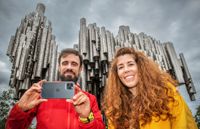 Angel och Elena turistar i Helsingfors. Sibeliusmonumentet fanns på listan av sevärdheter och härefter ska de åka in till centrum.