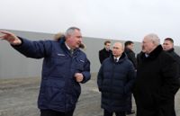 I april tog chefen för den ryska rymdstyrelsen Roscosmos Dmitrij Rogozin emot president Vladimir Putin och Belarus ledare Aleksandr Lukasjenko på rymdbasen Vostotjnyj i Amur oblast i östra Ryssland. Arkivbild.