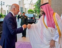 USA:s president Joe Biden och Saudiarabiens kronprins Mohammad bin Salman ger varandra en fistbump under ett möte i Saudiarabien i juli.