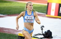 IK Falkens Nathalie Blomqvist löper i försöksheaten på 1500 meter under tisdagens förmiddagspass.