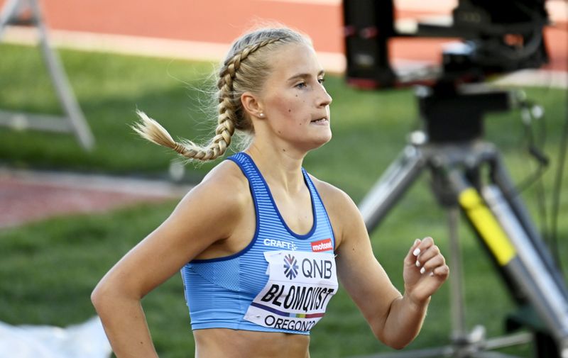 IK Falkens Nathalie Blomqvist försöker utmana Sara Kuivisto på 1500 meter.