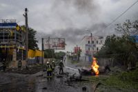 Räddningsarbetare släcker bränder i ett bostadsområde i Charkiv som besköts från ryskt håll i måndags. Arkivbild.