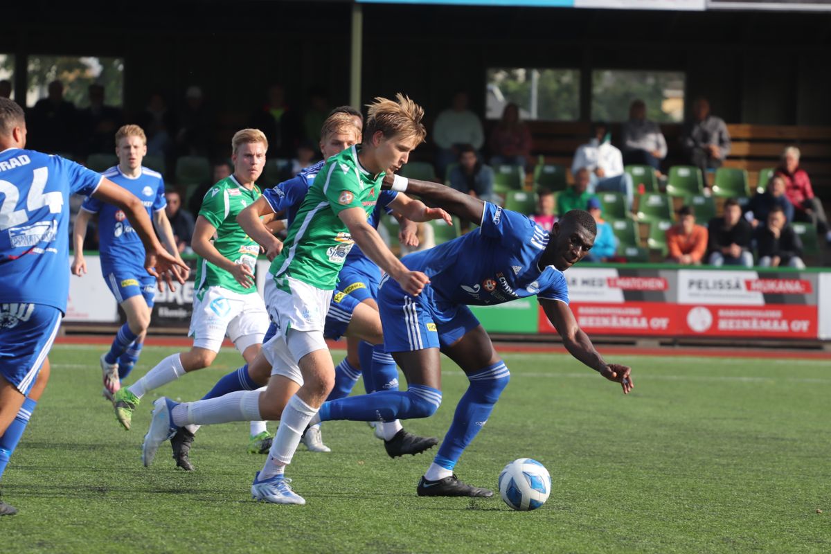 Simon Lindholm och EIF fick inkassera en klar förlust mot JäPS med Alieu Ceesay.