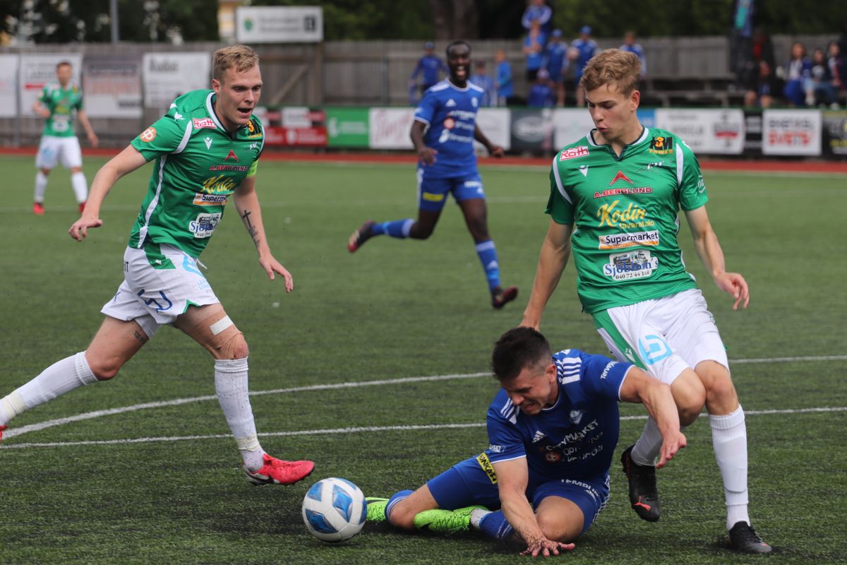 Oliver Pettersson (t.h.) lämnar EIF.