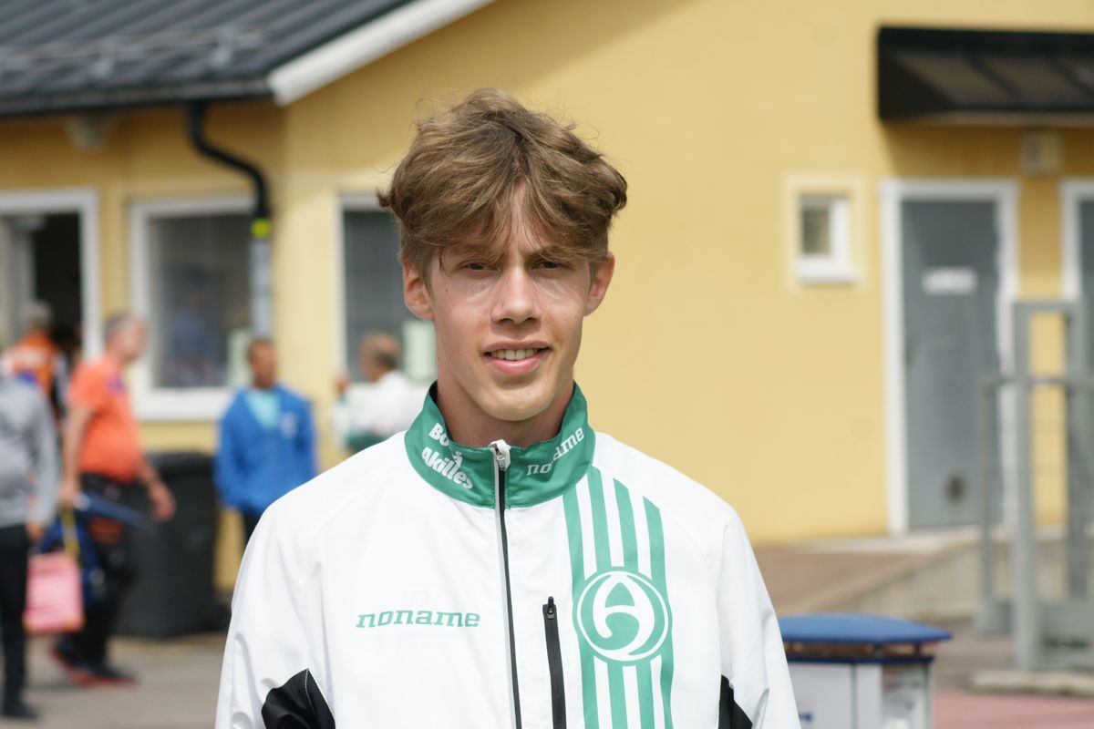 Oscar Nyholm löpte personligt rekord med 9.36,85 på 3000 meter hinder i landskampsdebuten i Malmö.