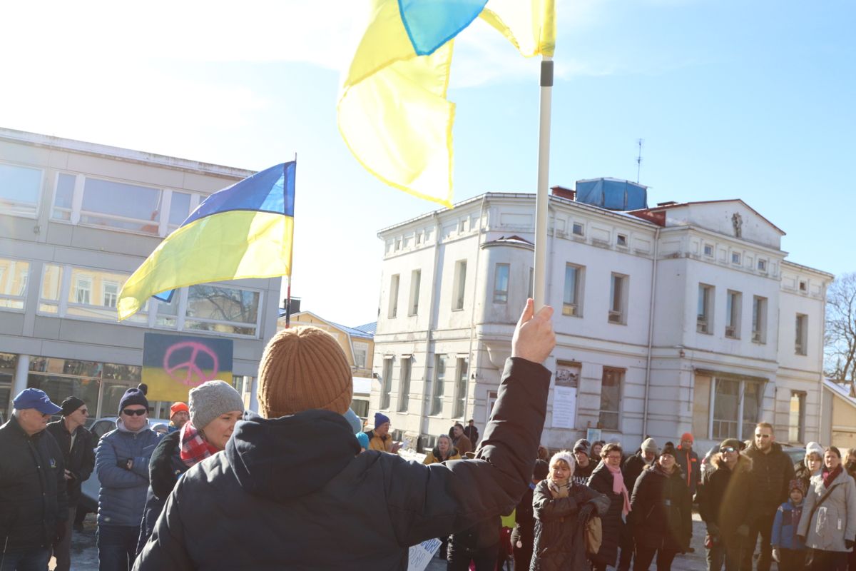 Ukraina behöver också i dag hjälp och stöd.
