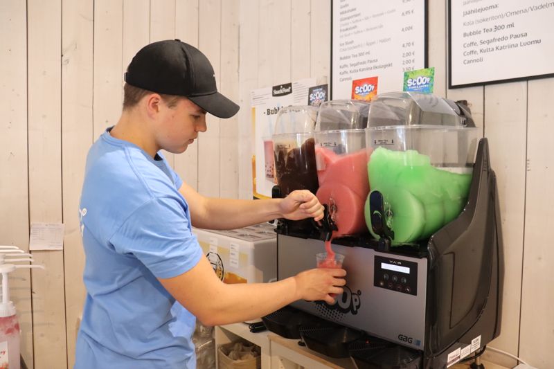 Max Wahteristo häller upp slush ice