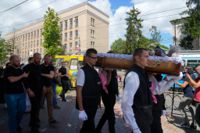 Begravning i söndags för ett av offren för förra veckans ryska attack mot Vinnytsia i Ukraina. Det ryska kriget har nu pågått i snart fem månader.