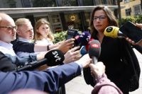 SAS förhandlingsledare Marianne Hernæs möter pressen utanför Näringslivets hus i Stockholm innan måndagens förhandling skall starta mellan SAS och pilotfacken.