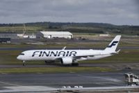 Efterfrågan på flygresor ökar, men rekordhöga bränslepriser och det fortsatt stängda ryska luftrummet ger Finnair problem. 