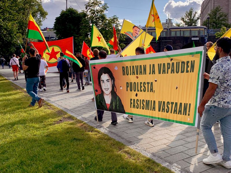 Ett hundratal personer markerade mot Turkiet aggressioner i norra Syrien – och mot Finlands vanmakt i samtalen med landet – på tisdagskvällen.