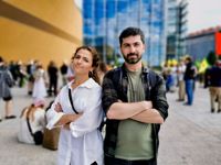 Gashaw Bibani (t.v.) vill inte fotograferas mot en röd flagga. Det kunde vålla henne problem med tanke på att hon sitter i Vanda stadsfullmäktige. Men i sak är hon och Aso Vyan allierade: kurder får inte användas som handelsvara.