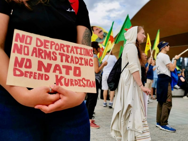 ”Inga utlämningar. Ingen vapenhandel. Inget Nato. Försvara Kurdistan”, står det på det här plakatet. Finland stoppade all vapenhandel med Turkiet 2019 men kommer snart att återuppta den som ett led i den överenskommelse som skrevs under i juni.