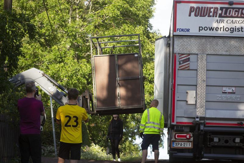 Sent på tisdagskvällen inleddes projektet att transportera det arktiska djuret till Helsingfors från Kotka.