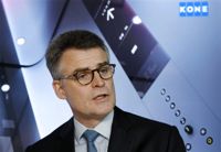 Kones vd Henrik Ernrooth brukar höra till börsbolagens mest välbetalda. I år fick han en klart lägre bonus.