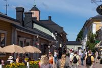 Turister drar sig till den kända Gamla stan i Borgå.